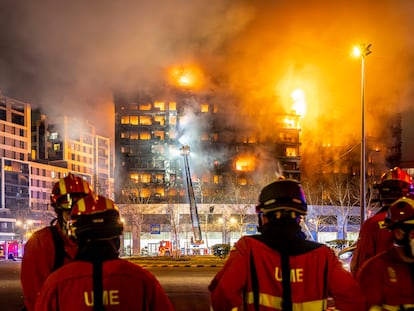 Personal de la UME ante el edificio de viviendas incendiado en Valencia, este jueves.