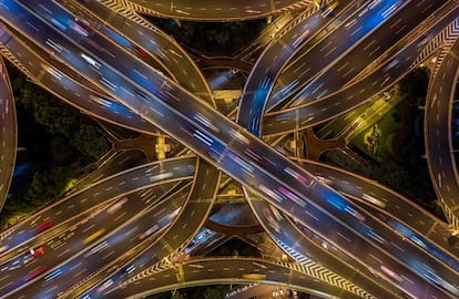 Fotografía aérea de una intersección de carreteras en Shanghai.