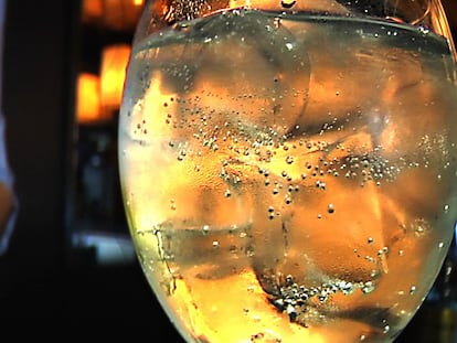 Roberto Izquierdo prepara el que se ha convertido en el cóctel rey del verano: el gin tonic