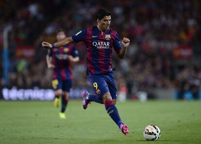 Luis Suárez se dispone a pasar durante el Gamper.