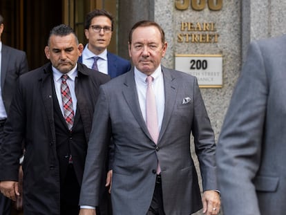 Kevin Spacey abandona el juzgado de Manhattan (Nueva York), tras prestar declaración este lunes.