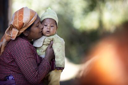 Anita Danuwar, de 30 años, besa a su bebé, Aphil. Viven junto al nuevo centro de salud que Unicef está construyendo en Baluwa y está muy contenta porque podrá llevar allí a su hijo cuando se ponga enfermo. La última vez tuvo que acudir a una clínica privada porque en el público no disponían de las medicinas para bajarle la fiebre.