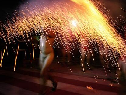 'Correfoc' nudista para defender la pirotecnia