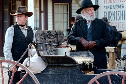 Donald Sutherland y Kiefer Sutherland - Forsaken (2016)
A la tercera va la vencida. Como suele ser habitual, el hijo debutó en una peli del padre. Kiefer Sutherland lo hizo escuetamente en Hola, Mr. Dugan (1983), a la que siguió Tiempo de matar (1996). Pero no fue hasta el western Forsaken, que ambos interpretaran a un padre (un reverendo) y su hijo (un pistolero) que regresa a casa con la intención de arreglar su relación. Kiefer Sutherland confesó que, aunque se preparó el personaje, le costó una vida sostenerle la mirada (ESA mirada) a su padre.