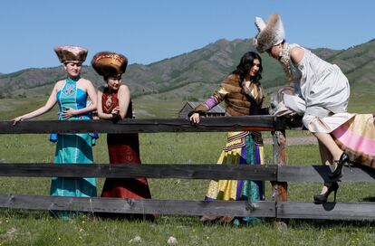 Modelos del teatro 'Adventure' de la moda, vistiendo trajes nacionales jakasio, durante una sesión de fotos, como parte del ensayo para la lebración del tradicional día de fiesta la aldea de Kazanovka, Rusia.