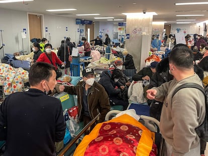 Varios pacientes descansaban este martes en camas colocadas en un pasillo del Hospital Zhongshan, en Shanghái.