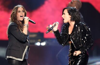 Alanis Morrisette y Demi Lovato cantando juntas 'You Oughta Know'.