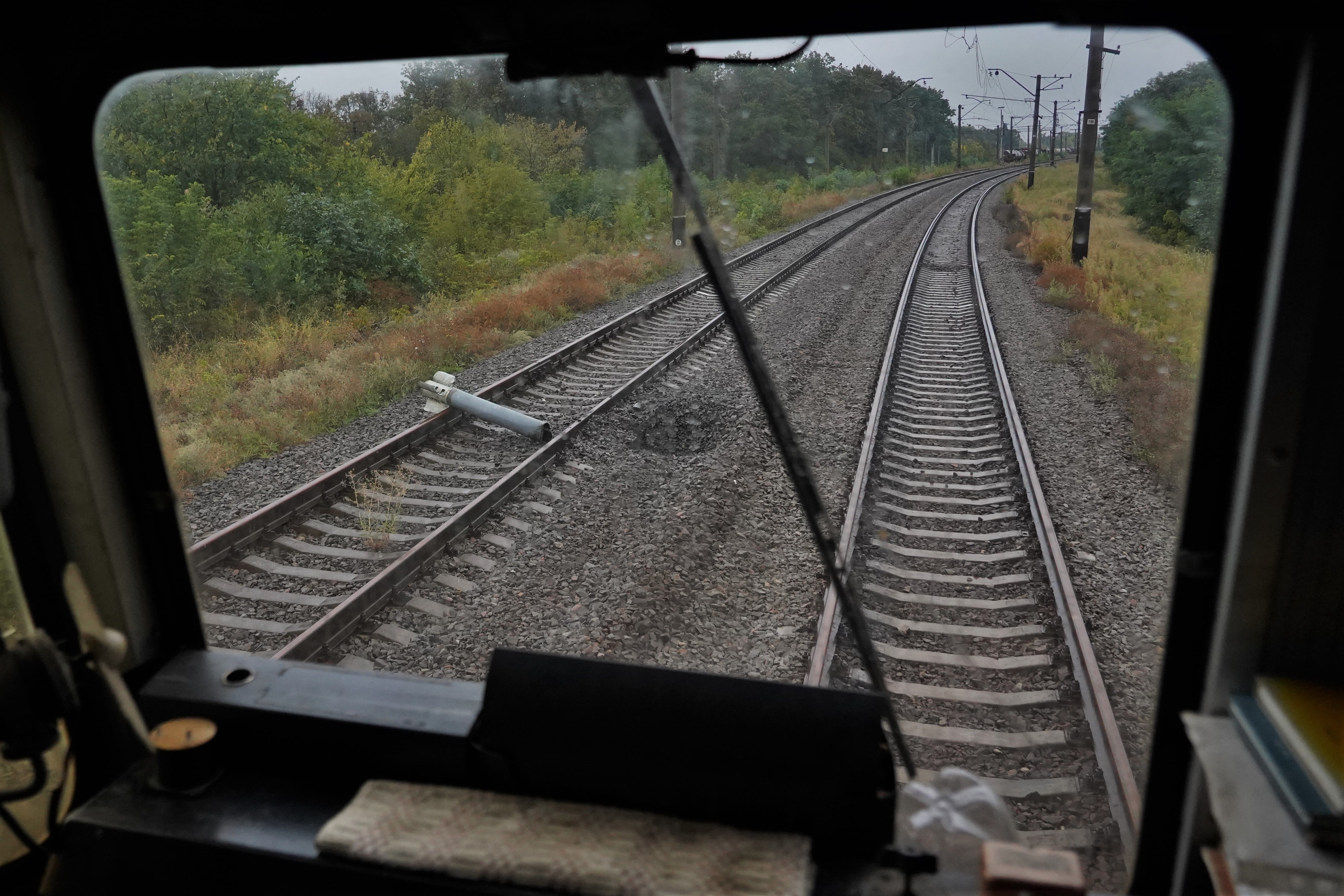 Restos de un proyectil sobre una vía de la región de Járkov en septiembre de 2022.