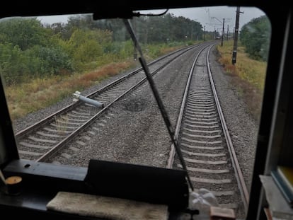 Restos de un misil y de su impacto en las vías del tren, en los alrededores de Balakliia.