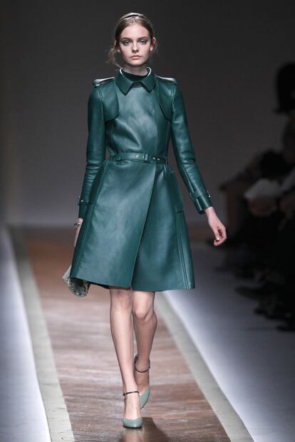 Una de las joyas de Valentino para esta temporada es este trench de cuero en verde musgo.