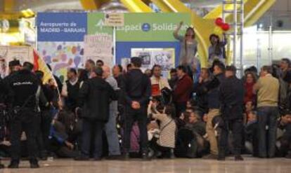 Efectivos de la Policía junto a los trabajadores de Iberia concentrados en la T4 de Barajas, durante la última jornada de huelga convocada contra el Plan de Reestructuración de la compañía. EFE/Archivo