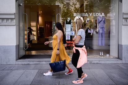 Dos mujeres pasan por delante de una tienda de Bimba y Lola, en Madrid.