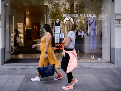 Dos mujeres pasan por delante de una tienda de Bimba y Lola, en Madrid.