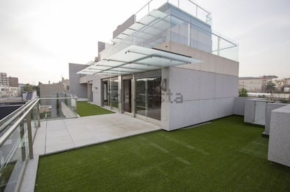 Ático en las inmediaciones del Bernabéu. De diseño moderno, está distribuido en dos plantas además de una tercera que da acceso a la piscina privada. Tiene 650 metros cuadrados con cuatro dormitorios en suite y dos terrazas. Cuesta 3.800.000 euros.