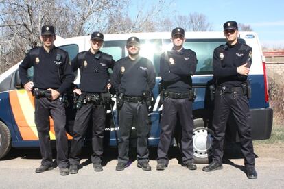 En la imagen, los cinco policías que participaron en el rescate del conductor accidentado en el río Henares.