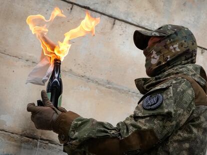 Un ucranio prepara un 'cóctel molotov' cerca de Kiev