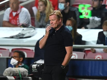 Ronald Koeman, en el área técnica del Estadio da Luz durante el partido de Champions que el Barcelona perdió ante el Benfica.