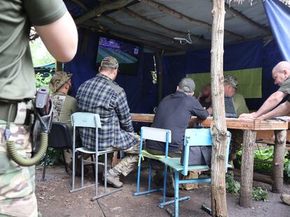 Soldados de la 108ª Brigada de Defensa Territorial de Ucrania ven este lunes el debut de su selección en la Eurocopa en el frente de Zaporiyia.