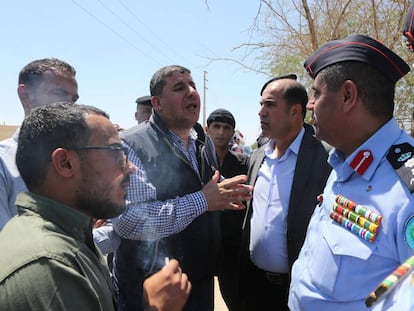 El diputado jordano Yahya al Saud (con chaleco) es bloquedo por la polic&iacute;a en el puente de Allenby sobre el r&iacute;o Jord&aacute;n. 