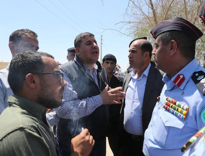 El diputado jordano Yahya al Saud (con chaleco) es bloquedo por la policía en el puente de Allenby sobre el río Jordán.