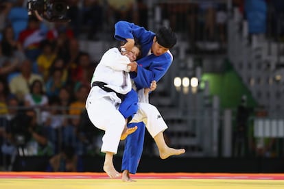 La china Junxia Yang (derecha) y la eslovena Tina Trstenjak en los cuartos de final de yudo hasta 63 kg femenino. 