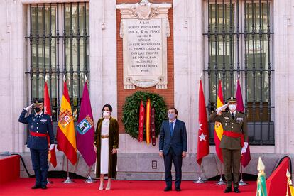 La presidenta de la Comunidad de Madrid, Isabel Díaz Ayuso, acompañada por el alcalde de Madrid, José Luis Martínez-Almeida, tras colocar una corona delante de la placa conmemorativa a los héroes del levantamiento del 2 de mayo de 1808 contra las tropas francesas.