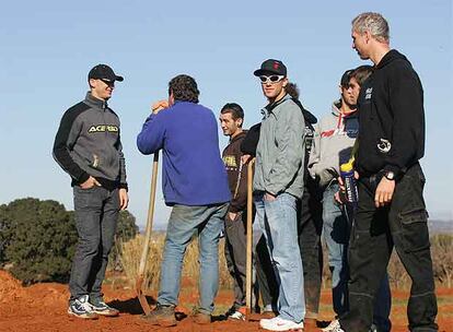 Stefan Everts (a la izquierda y con gorra), junto a sus alumnos, durante el reconocimiento al circuito.