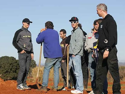 Stefan Everts (a la izquierda y con gorra), junto a sus alumnos, durante el reconocimiento al circuito.