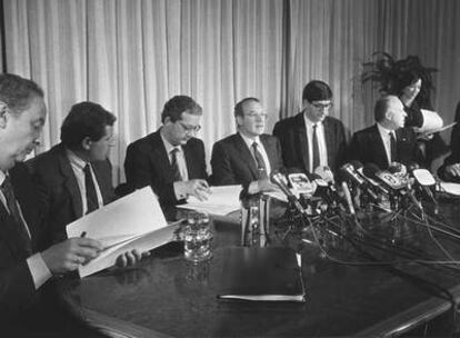 Firma del Pacto de Ajuria Enea por todos los representantes políticos vascos, salvo HB, en enero de 1988.