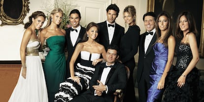 De izquierda a derecha: Tamara Falco, Charisse Verhaert, Julio José Iglesias, Isabel Preysler, Orlando Bloom, Andrés Velencoso, Elle Macpherson, (no identificado), Ana Boyer, y Chabeli Iglesias, en una cena de gala de Porcelanosa, en una residencia del príncipe Carlos de Inglaterra, que alquila a algunas empresas para que hagan fiestas, en 2009.