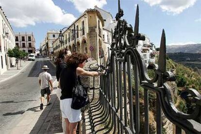 Turistas en el puente Nuevo de Ronda.