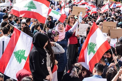 Varios miles de manifestantes protestan contra la subida de tasas y la corrupción el pasado domingo frente al Serallo de Beirut