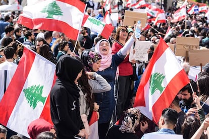 Varios miles de manifestantes protestan contra la subida de tasas y la corrupci&oacute;n el pasado domingo frente al Serallo de Beirut