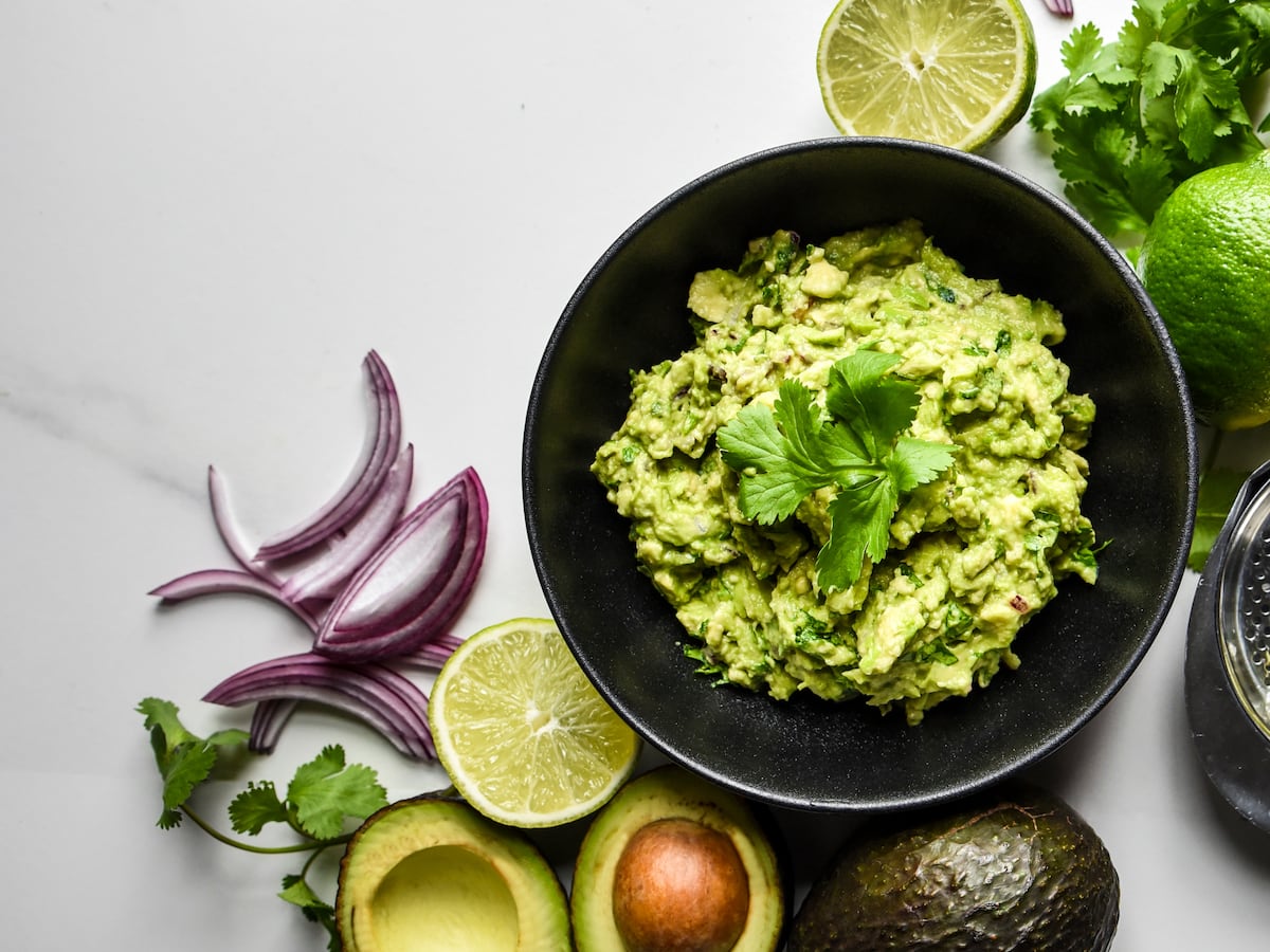 Descubre el guacamole clásico y sus creativas variaciones