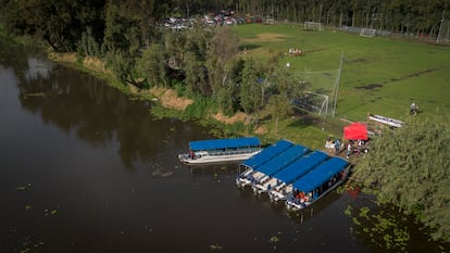 Lanchas de motor que transportan a jugadores de futbol, en Xochimilco, Ciudad de México, el 26 de agosto de 2025.