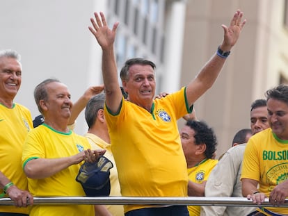 Jair Bolsonaro saluda a sus simpatizantes durante un mitin en São Paulo, Brasil, en febrero de 2024