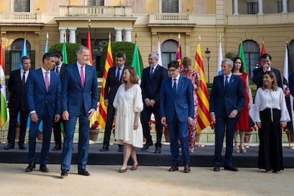 El presidente del Gobierno, Pedro Sánchez, el rey Felipe VI, la presidenta del Congreso de los Diputados, Francina Armengol, y el presidente de la Generalitat de Catalunya, Salvador Illa, entre otros, durante la foto de familia de la XXVIII Conferencia de Presidentes.