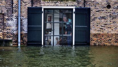 Decenas de miles de hogares se han quedado sin electricidad. Xaver ha azotado el continente con vientos de hasta a 228 km/h. En la  imagen, un holandés inspecciona su casa en Dordrecht, 6 de diciembre de 2013.