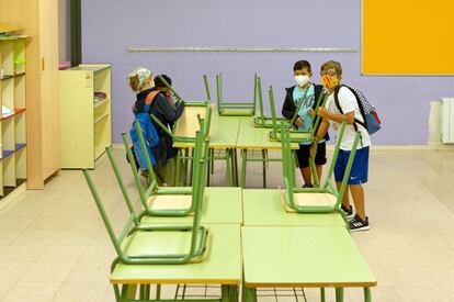 Diversos nens arriben a l'aula en una escola de Barcelona.