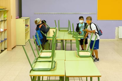 Diversos nens arriben a l'aula en una escola de Barcelona.