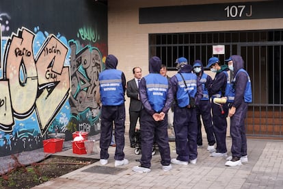 Borja Carabante habla con la cuadrilla de seis grafiteros.