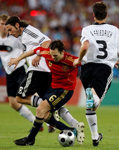 El centrocampista de la selección española Andres Iniesta (en el centro) disputa un balón los jugadores alemanes Torsten Frings (a la izquierda) y Arne Friedrich durante el partido de la final de la Eurocopa 2008 en el estadio Ernst-Happel de Viena (Asutria), el 29 de junio de 2008. Iniesta se consagró campeón de la Eurocapoa y brillo en la final ante Alemania.