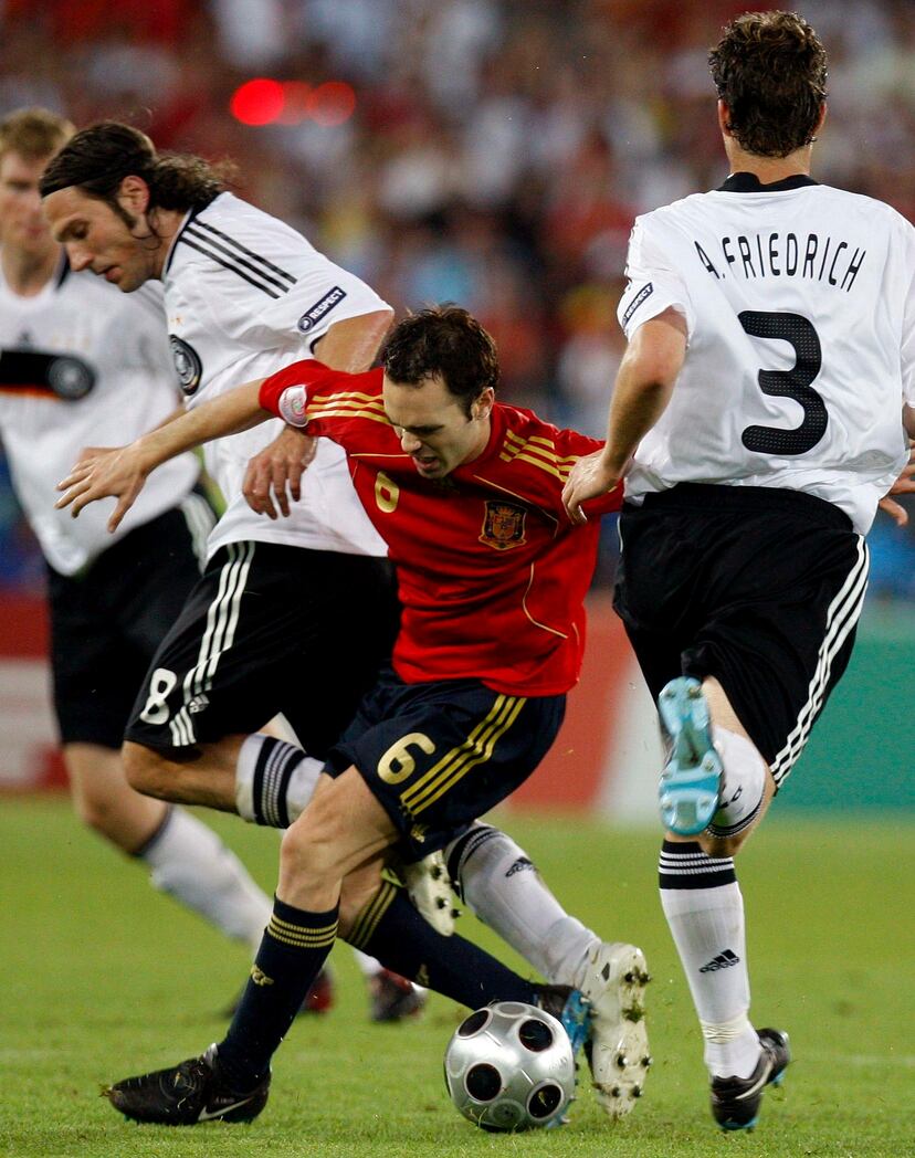 Iniesta Rodeado La carrera de Andrés Iniesta y sus 10 momentos clave, en imágenes ...