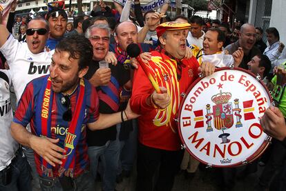 Seguidores de los dos equipos comparten euforias antes del encuentro en las calles de Valencia.