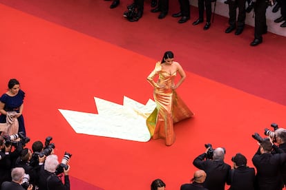 Uno de los modelos más espectaculares de la jornada del domingo fue este vestido dorado de Aishwarya Rai Bachchan. Lo firma Jean-Louis Sabaji.