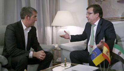 Los presidentes de Canarias, Fernando Clavijo (i), y Extremadura, Guillermo Fernández Vara.