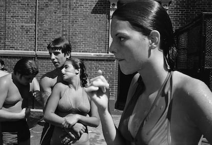 Pebbles con Enzo y Tina en la piscina de Carmine Street. Little Italy, Nueva York. 1978.