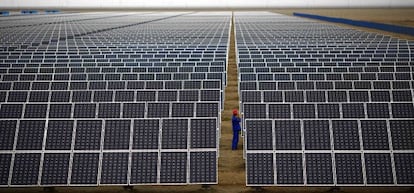 Paneles solares en un parque de Dunhuang (China). 