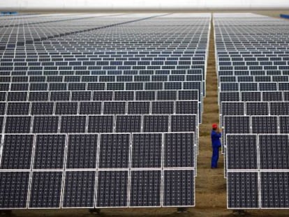 Paneles solares en un parque de Dunhuang (China). 