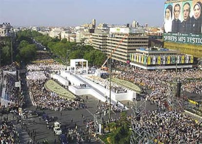 Cientos de miles de fieles -un millón según los organizadores- abarrotan desde primera hora de la mañana la plaza de Colón, en el centro de Madrid, a la espera de la misa de canonización de cinco beatos españoles.